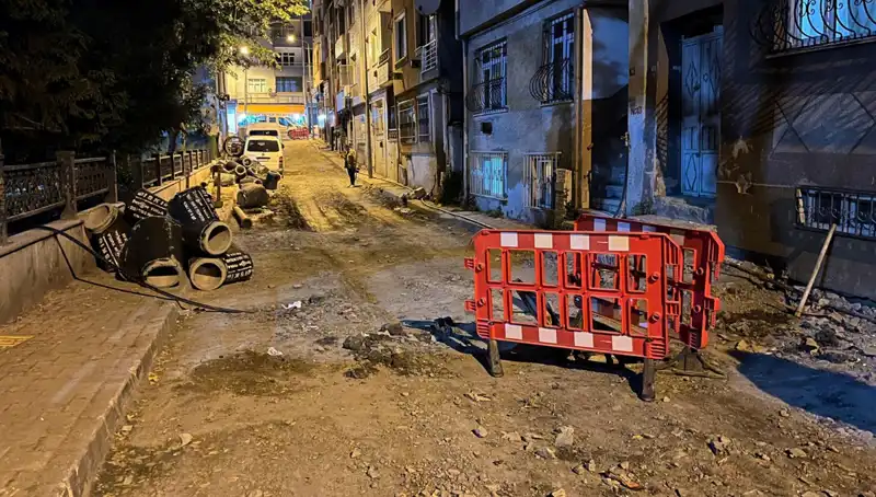 Bayrampaşa'da Altyapı Çalışmalarında Şok Hata: Rögar Kapağı Patladı!