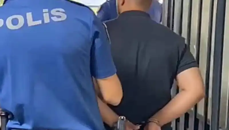 İzmir'de Polise Saldıran Şahıs Adalet Önüne Çıktı: Tutuklandı