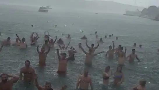 İstanbul Bebek'te Yağmura Rağmen Denize Girenleri Şaşkına Çeviren Pazar Sürprizi