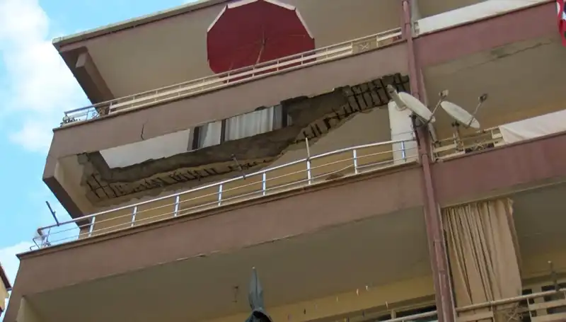 Güngören'de Dehşet Anları: Beş Katlı Binanın Balkonu Neden Çöktü?