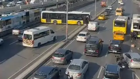 İstanbul'da Trafik Kaosu: İETT Otobüsü İki Araca Çarptı