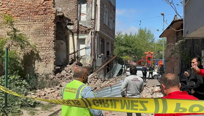 İstanbul Fatih'te Deprem Sonrası Yıkılan Bina, Mahallede Korku Yarattı