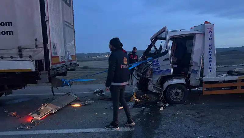 Dikkatsizlik Felakete Yol Açtı: Çekici Kazaya Yardım Eden Araca Çarptı