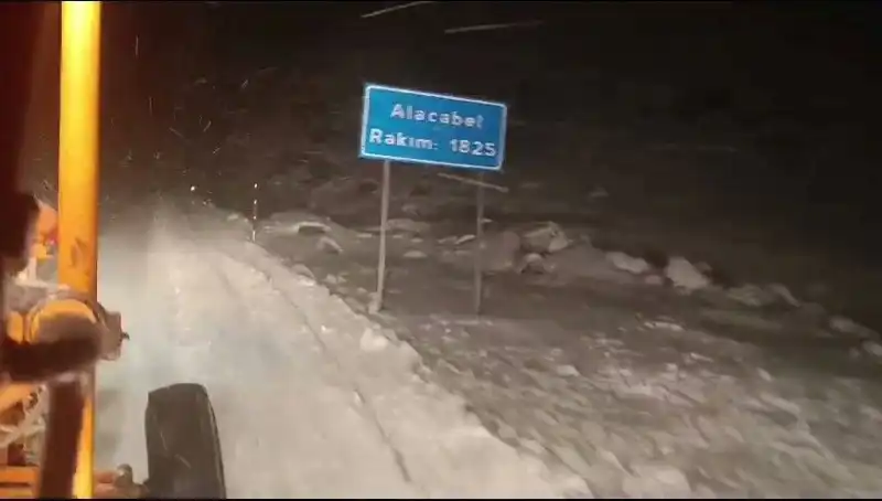 Antalya’da Beklenmeyen Kar Yağışı Şehri Bembeyaz Yüzüyle Süsledi