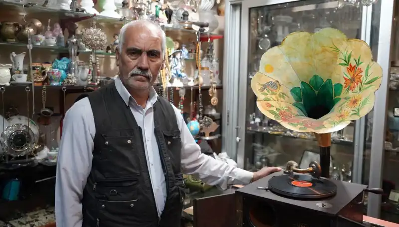 44 Yıldır Antikacılık Yapan Usta: Asırlık Gramofonlara Özenle Bakıyor