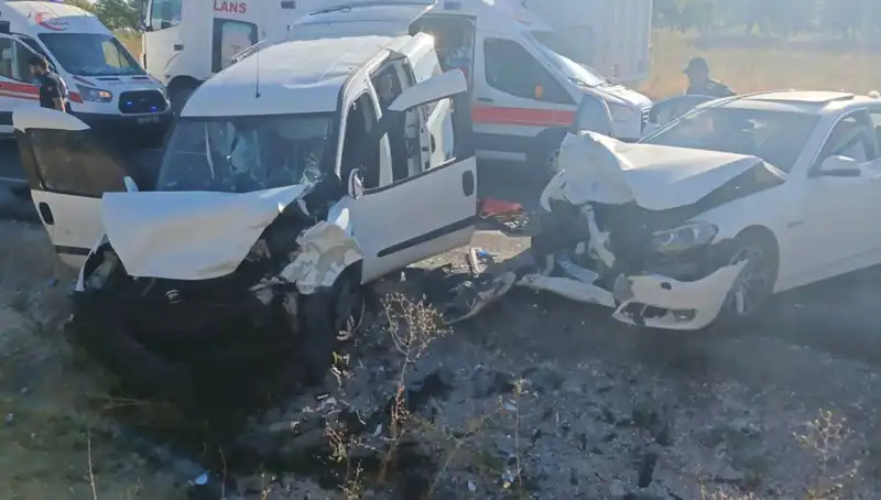 Nevşehir'de Feci Trafik Kazası: 14 Yaralı, Olayın Ardındaki Gizem Nedir?