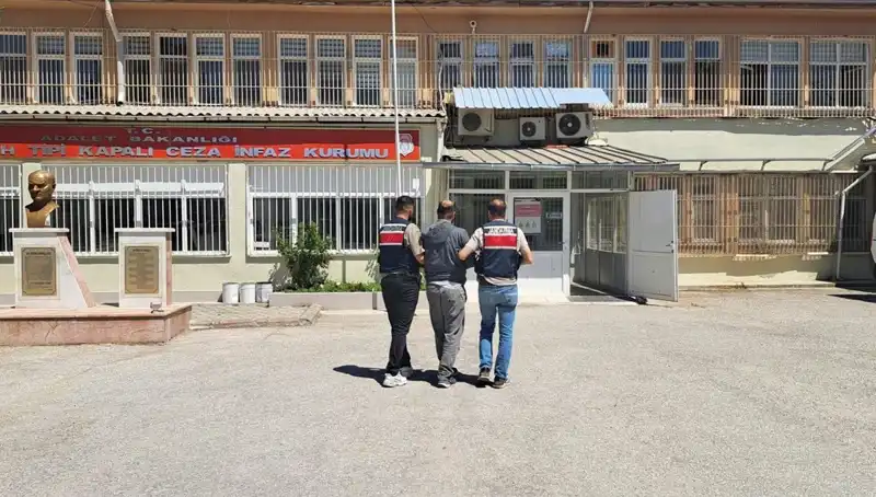 Kırmızı Bültenle Aranan Şüpheli Eskişehir'de Halka Teslim Oldu