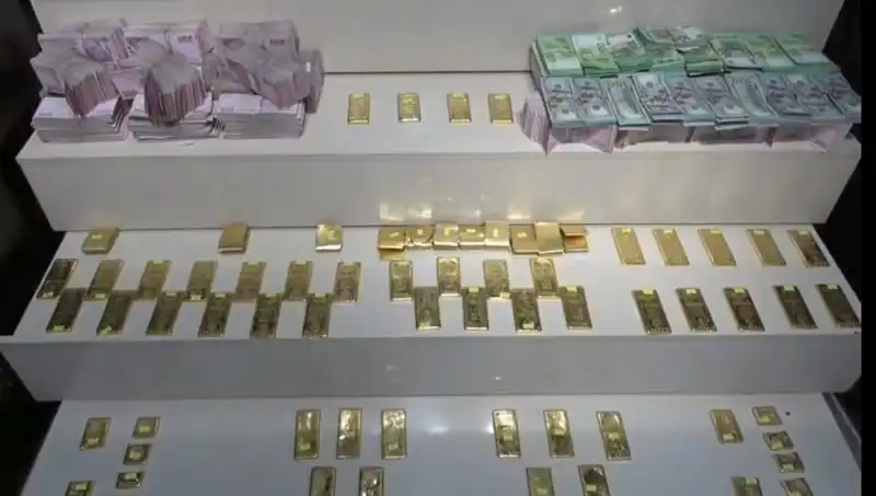Van Havalimanı'nda Kaçak Altın ve Para Operasyonu: Büyük Elbise Yakalandı