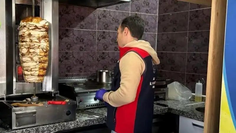 Tavuk Döner Alarmı: İşletmelere Baskınlar Devam Ediyor, Tüketici Sağlığı Tehlikede!