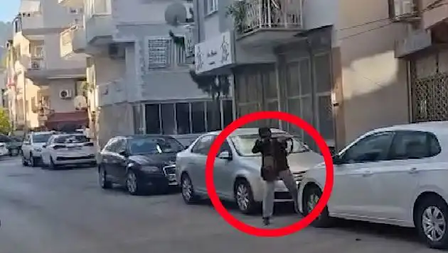 İzmir'de Silahlı Çatışma: Polis ve Saldırgan Arasında Gerilim Dolu Anlar