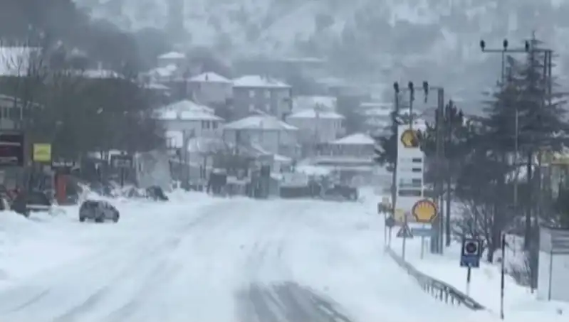 Sertavul Geçidi'nde Fırtınalı Hava Ulaşımı Durma Noktasına Getirdi