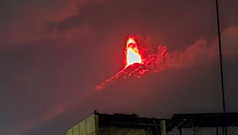 Fuego Yanardağı’ndan Korkutan Patlama: 30 Bin Kişi Tahliye Ediliyor