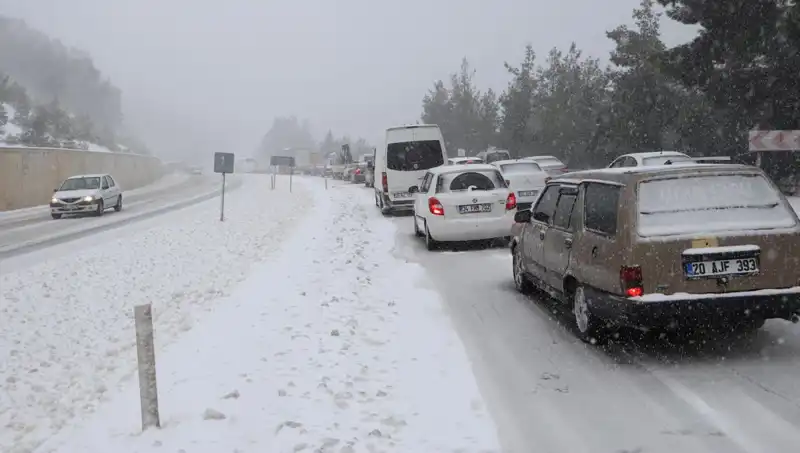 Kar Yağışı Denizli-Antalya Yolunu Kapattı: Trafik Durma Noktasında