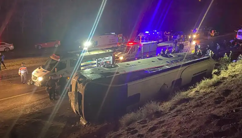 İşçi Servisi Kaza Yaptı: 23 Kişi Hastaneye Kaldırıldı!