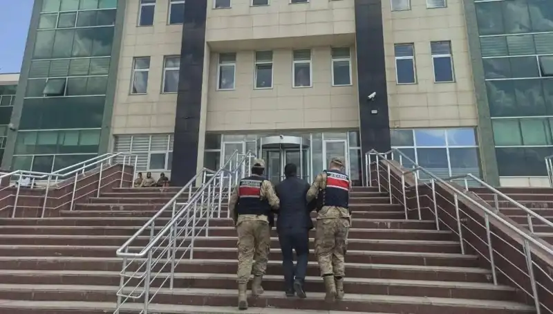 Hapis Cezasıyla Aranan Şüpheli, Saklandığı Yerde Polisin Tuzaklarına Düşerken Yakalandı