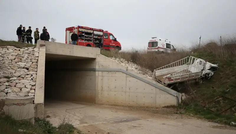 Kamyonet Alt Geçide Uçtu: Korkunç Kaza Sonrası Bir Can Gitti!