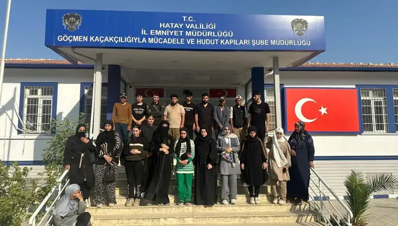 Minibüste Gizlenen 24 Göçmen Türkiye Sınırında Yakalandı!