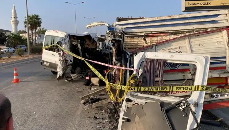 Mersin'de Tatil Yolu Üzerinde Feci Kaza: İki Kişi Hayatını Kaybetti