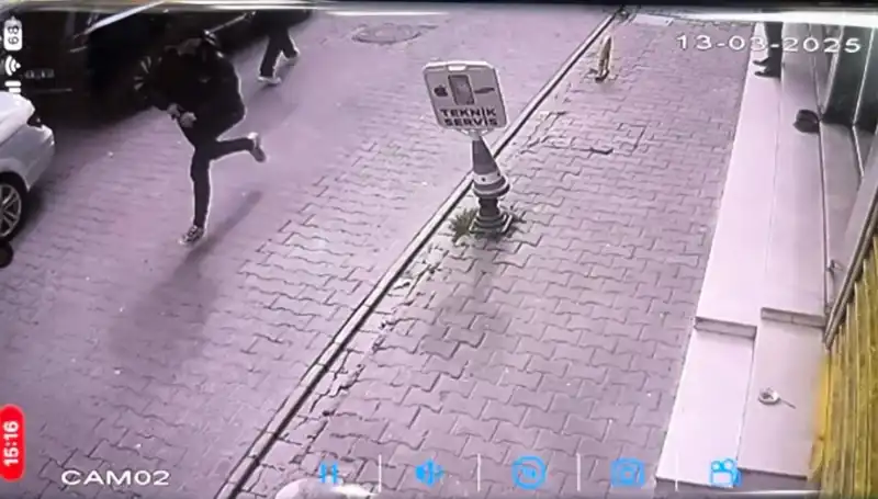 İstanbul'da Silahlı Saldırı: Bacağından Vurulan Gencin Hayati Tehlikesi Devam Ediyor
