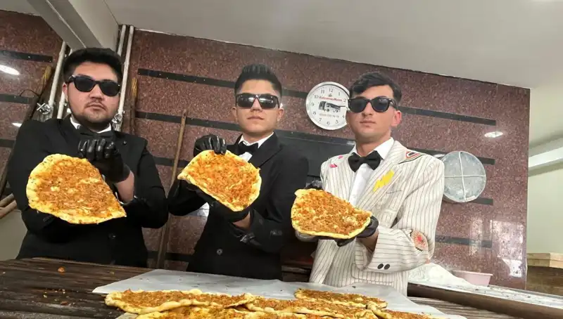 Takım Elbiseli Fırıncılar, Şehirdeki Moda ve Gelenekleri Bir Araya Getirdi