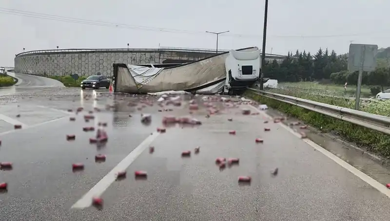 TIR Devrildi, İçkiler Yola Saçıldı: Kaza Anı Dikkat Çekti