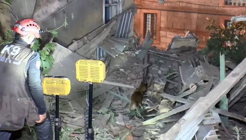 İstanbul'da Deprem Sonrası Yıkılan Bina, Mahalleyi Eyvah Dedirtti!