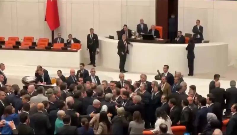 Mecliste Emekli İkramiyesi Krizi: Kavga Dolu Anlar