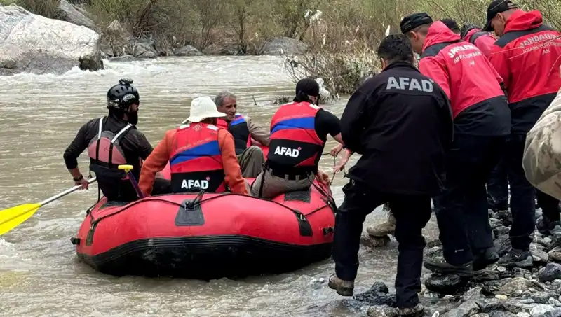 Zap Suyu Kenarında Mahsur Kalan 4 Kişi, Kurtarma Ekibiyle Güvenliğe Kavuştu
