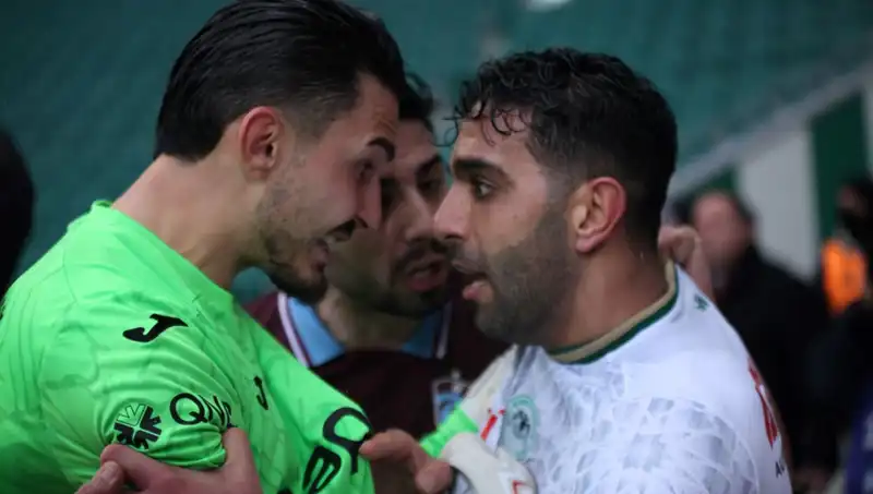 Konyaspor-Trabzonspor Maçında Uzatmalarda Gergin Anlar: Futbolcular Arasında Arbede