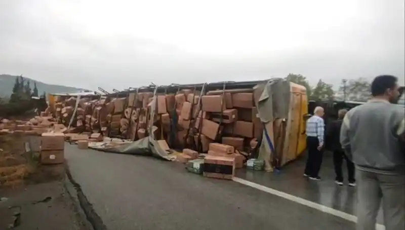 Ankara Yönünde TEM Otoyolu’nda TIR Devrildi, Trafik Sıkışıklığı Büyüdü
