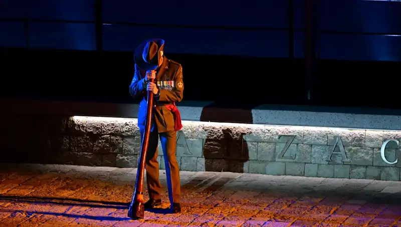 Anzak Koyu'nda Tarihi "Şafak Ayini" Düzenlendi: Anma ve Hatırlama Geleneği