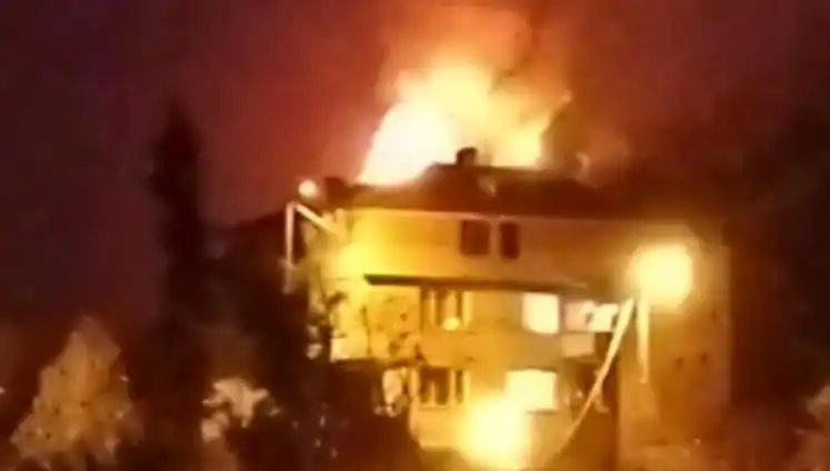 Saman Yüklü Çatıda Korkutan Yangın: Mahalle Sakinleri Tedirgin Oldu