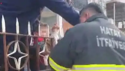 Hatay'da Dehşet Anları: Çocuğun Koluna Demir Korkuluk Saplandı!