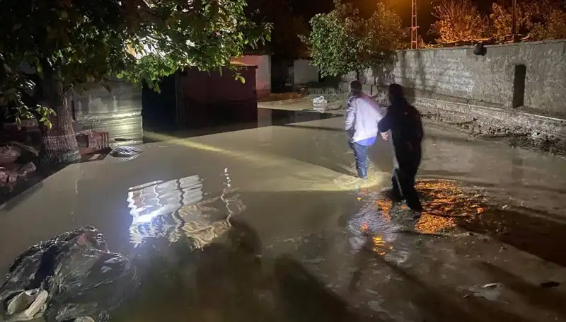 20 Dakikada Gelen Yağış Felaketi: Evler Çöktü, Hayatlar Alt Üst Oldu!