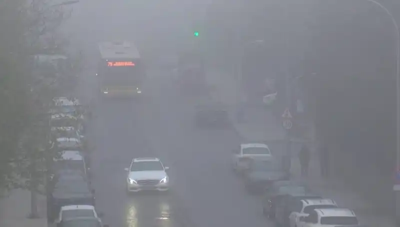 İstanbul'da Sis Etkisi: Görüş Mesafesi Düşüyor, Trafik Tehlikeye Giriyor