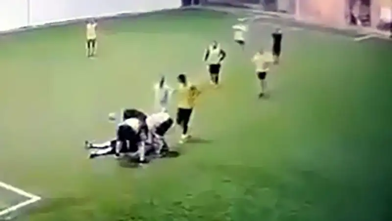 Adana'nın Halı Sahasında Yaşanan Trajedi: 3 Çocuk Babası Hayatını Kaybetti