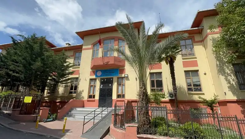 Depremde Hasar Gören Okullarda Riskli Tehlike: 4 Okul Boşaltıldı!