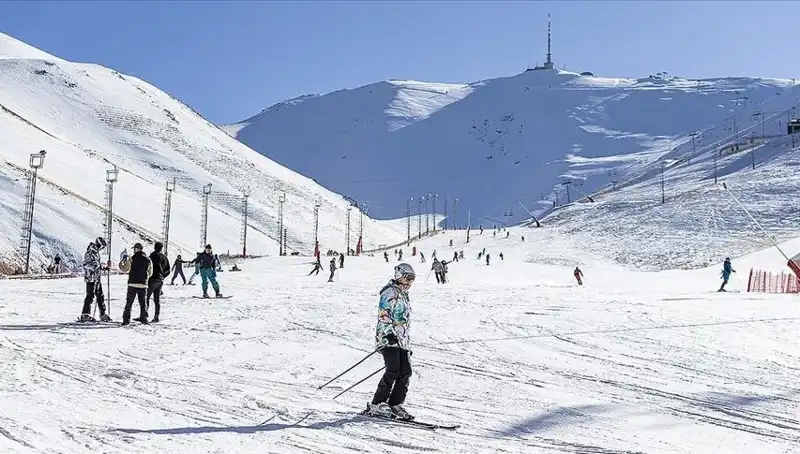 Palandöken'de Kaya Gibi Kar Kalınlığı: Kış Turizmi Zırveye Çıkıyor