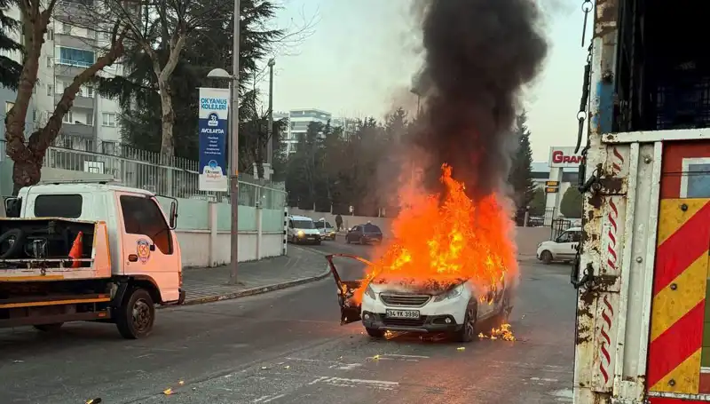Korkunç Kaza: Alev Topuna Dönüşen Araç Otomobil Trafiğini Alt Üst Etti