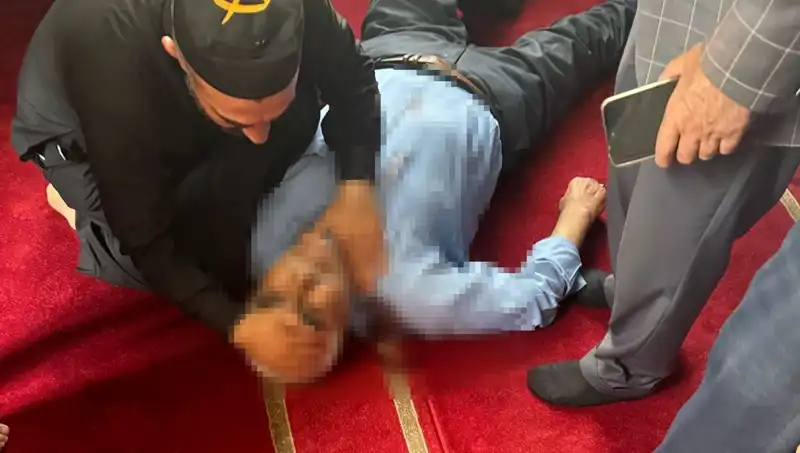 İğrenç Olay! Caminin İçinde Namaz Kılan Adam Bıçaklandı