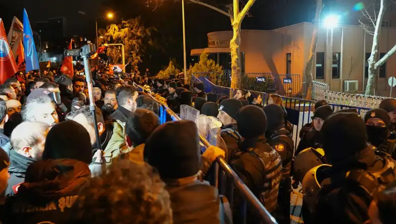 İstanbul'da Ekrem İmamoğlu Protestoları: 16 Polis Yaralandı, 53 Gözaltına Alındı