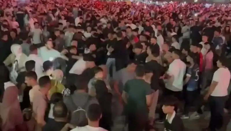 Konserde Bıçaklı Kavga: Üç Kişi Yaralandı, Gözaltılar Yapıldı!