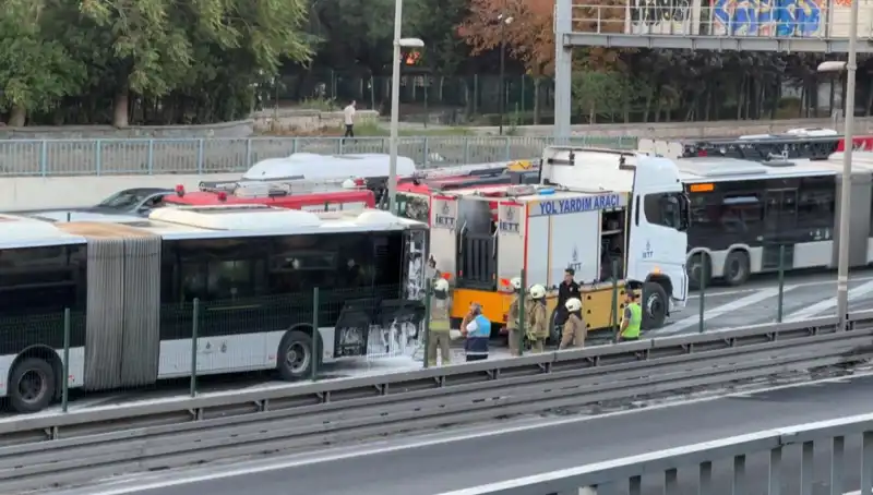 İstanbul Metrobüsünde Yangın! Trafik Felç Oldu, Yolcular Panikledi