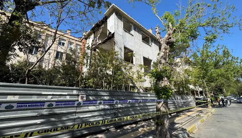 Bakırköy'deki Metruk Bina Depremle Yıkılma Tehlikesi Geçirdi!