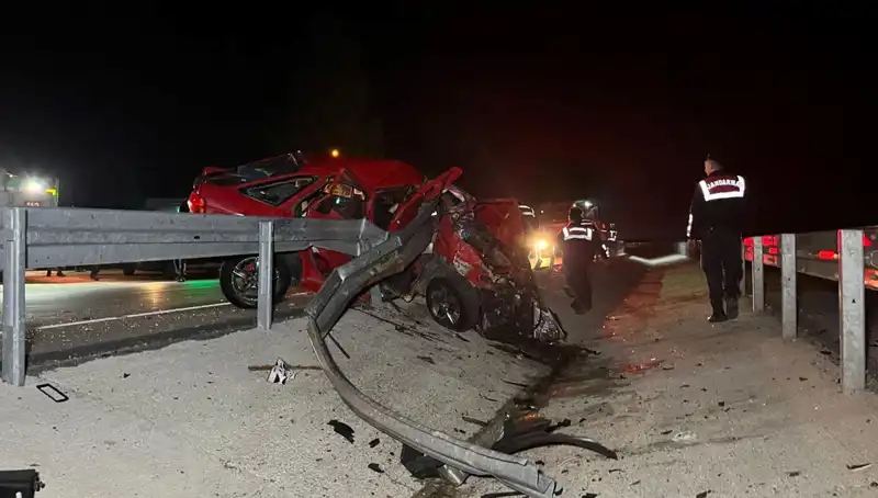 Bariyerlere Çarpan Otomobilde Yürek Yakan Kaza: İki Hayat Kaybı!
