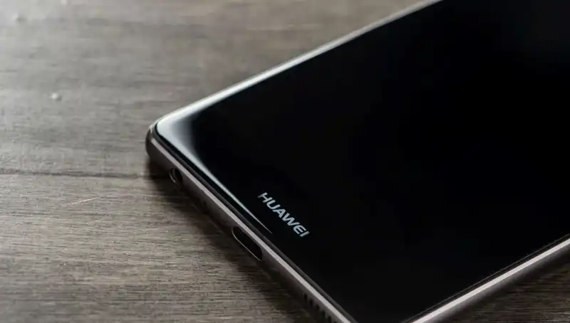 Huawei, Göz Dolduran Yeni Katlanabilir Telefonunu Tanıttı!