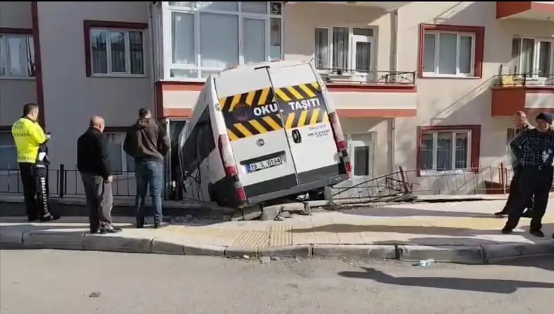 Okul Servisi Balkonda TERS DÖNDÜ! İki Öğrenci Yaralandı