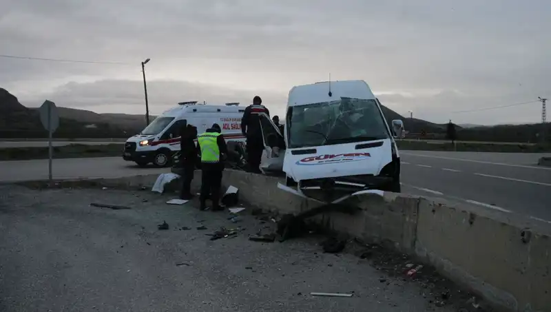 İşçi Servisi Feci Kaza Yaptı: İnit Duvarına Çarptı, Yaralılar Var!