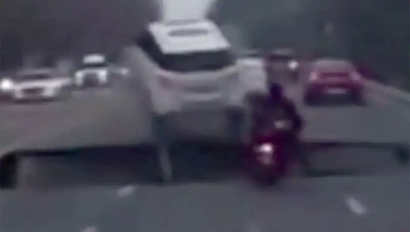 Güney Kore Otoyolunda Dev Çukur Motosikleti Yuttu: Kazanın Ardındaki Sır Ne?