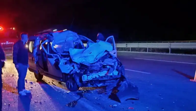 : Otoyolda Feci Kaza: TIR’a Çarpan Araç Hurdaya Döndü